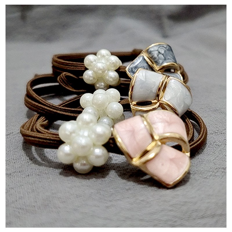 Goma elástica con racimo de perlas y charm con borde dorado (imagen de) Goma elástica con racimo de perlas y charm con borde dorado
