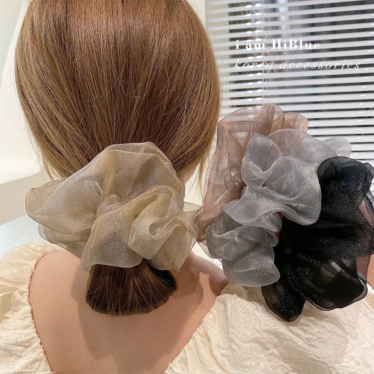 Scrunchie fruncido grande con acabado brillante (imagen de) Scrunchie fruncido grande con acabado brillante