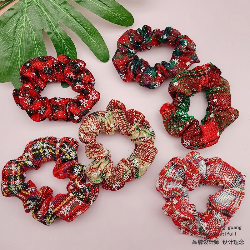 (imagen de) Scrunchie fruncido rojo con estampado navideño y destellos