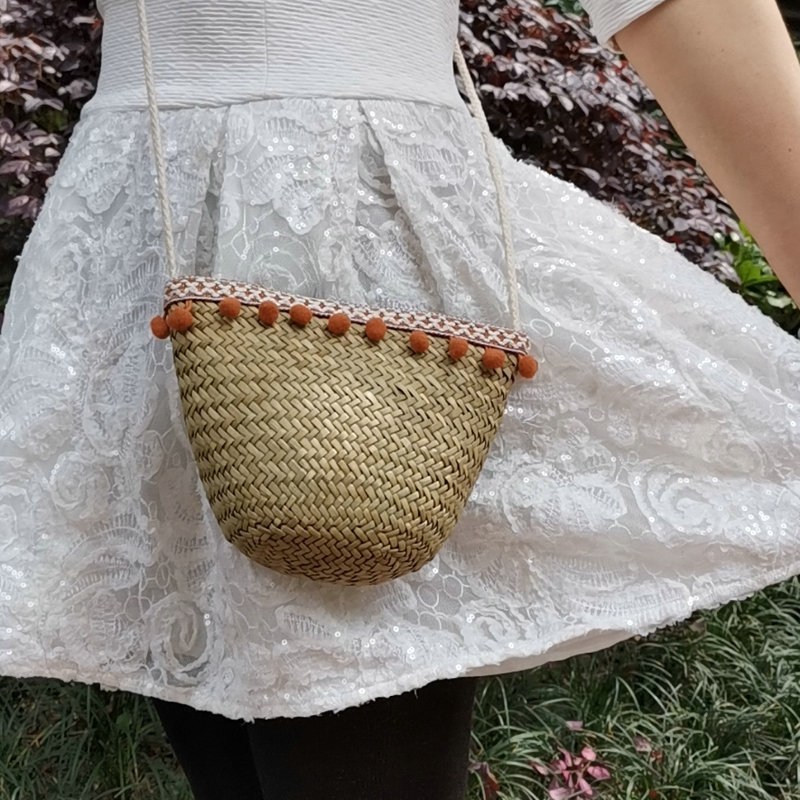 (imagen de) Mini bolso de paja con pompones y asa de cuerda