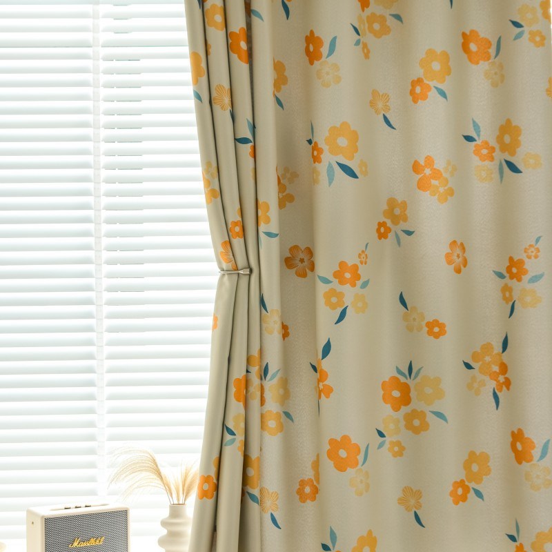 (imagen de) Cortina floral en crema con flores naranjas