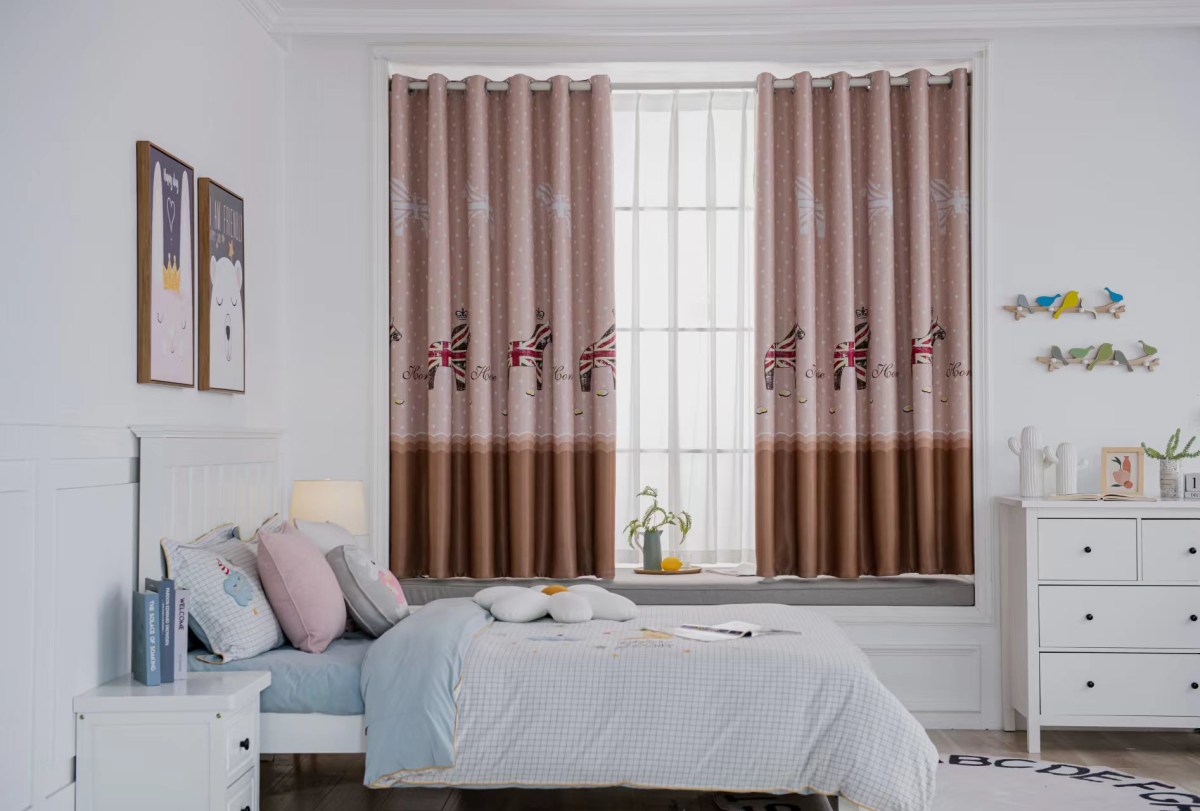 Cortina motivo caballos con banda marró…