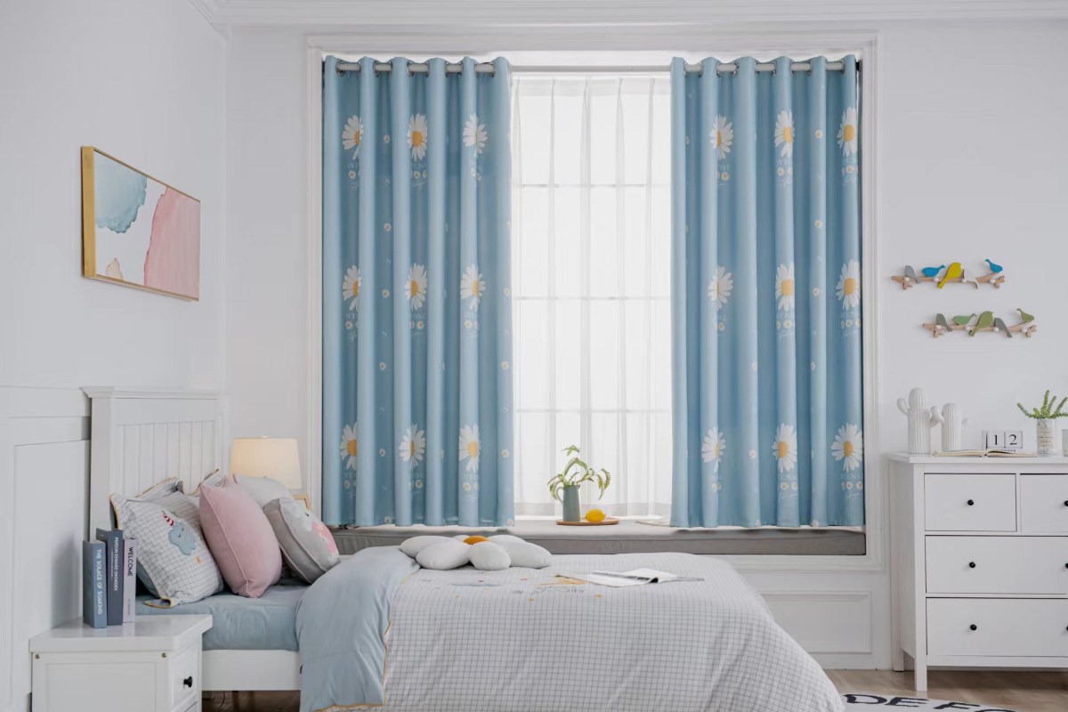 (image for) Daisy-print curtain with grommets in sky blue