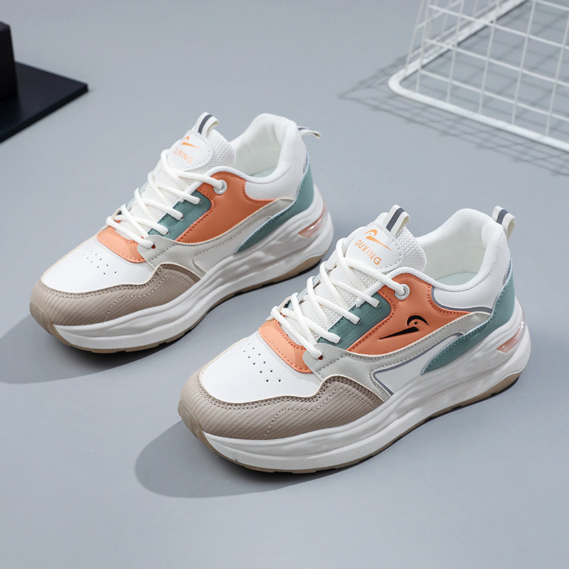 (imagen de) Zapatilla deportiva chunky con suela plataforma y acabado en capas