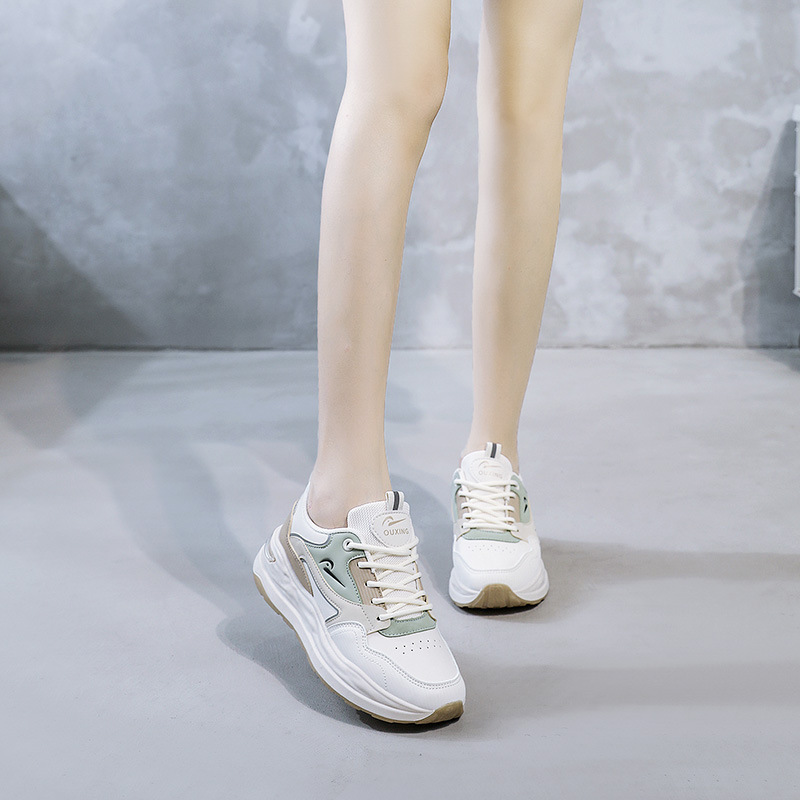 (imagen de) Zapatilla deportiva chunky con suela plataforma y acabado en capas
