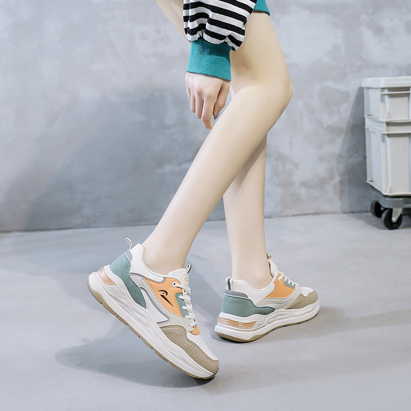 (imagen de) Zapatilla deportiva chunky con suela plataforma y acabado en capas