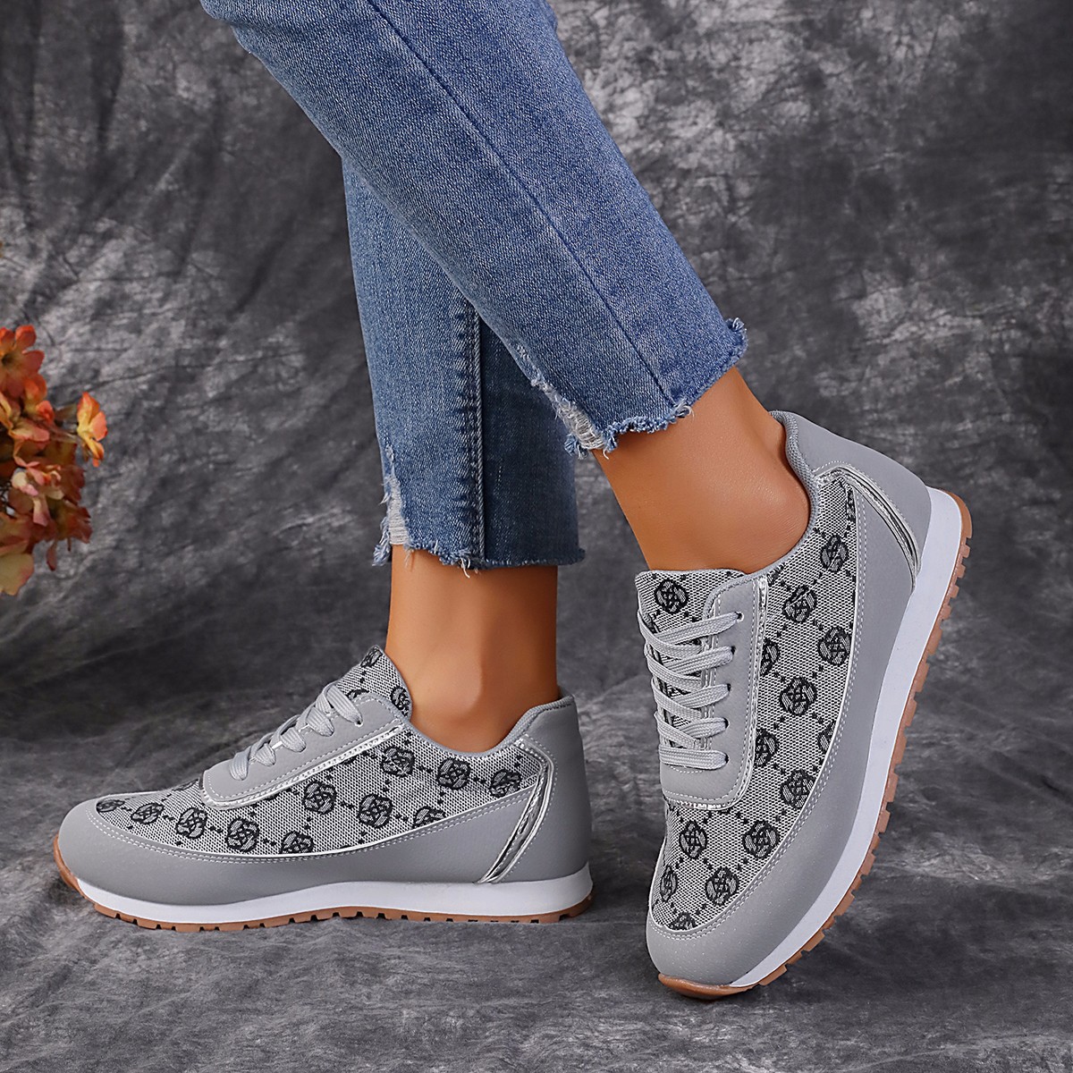(imagen de) Zapatilla runner con estampado monograma y acabado efecto ante