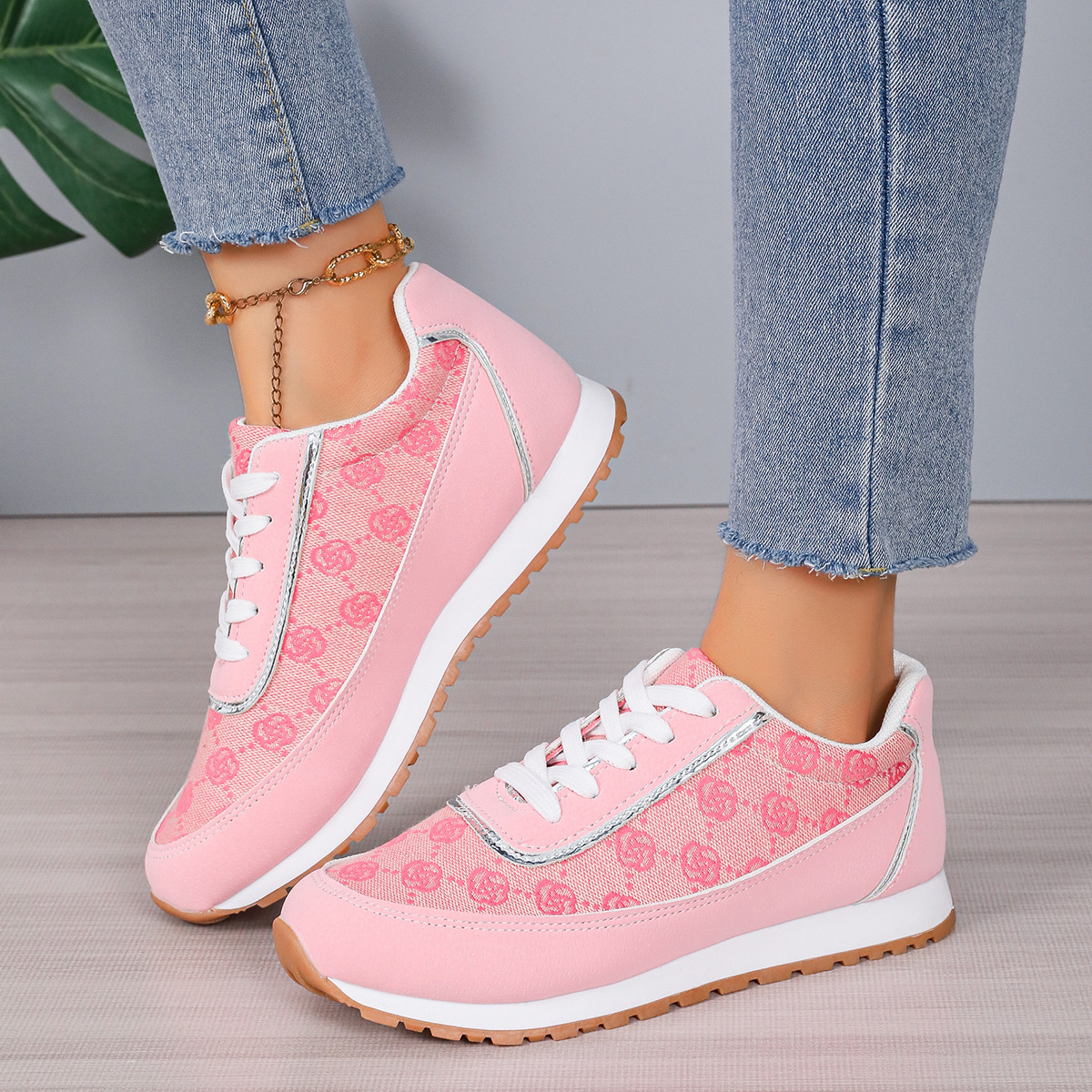 (imagen de) Zapatilla runner con estampado monograma y acabado efecto ante