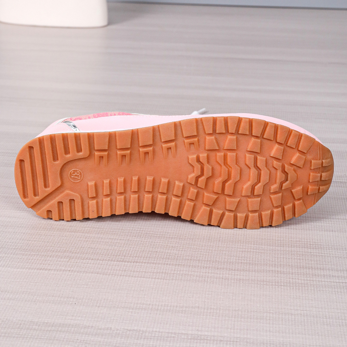 (imagen de) Zapatilla runner con estampado monograma y acabado efecto ante