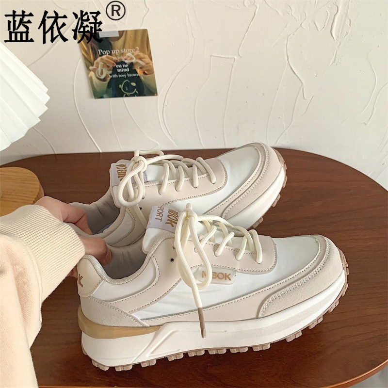 (imagen de) Zapatilla deportiva chunky plataforma con logo NIBOK, acabado crema