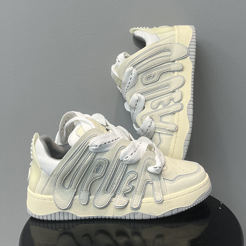 (imagen de) Zapatilla baja con apliques 3D y acabado texturizado