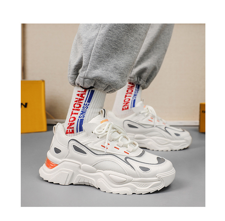 (imagen de) Zapatilla chunky blanca con suela elevada y diseño moldeado