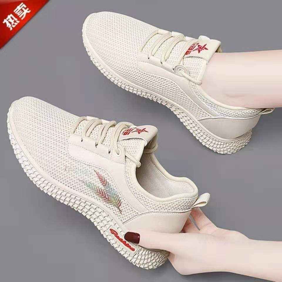 (imagen de) Zapatilla sport baja con suela texturizada y bordado