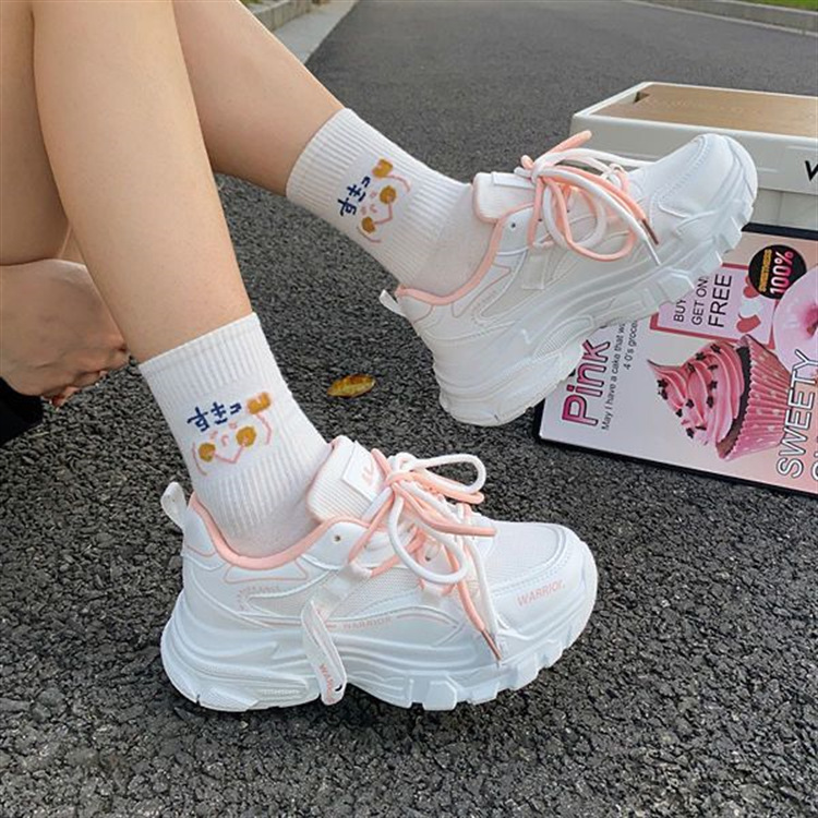 (imagen de) Zapatilla chunky con detalle en contraste y suela gruesa