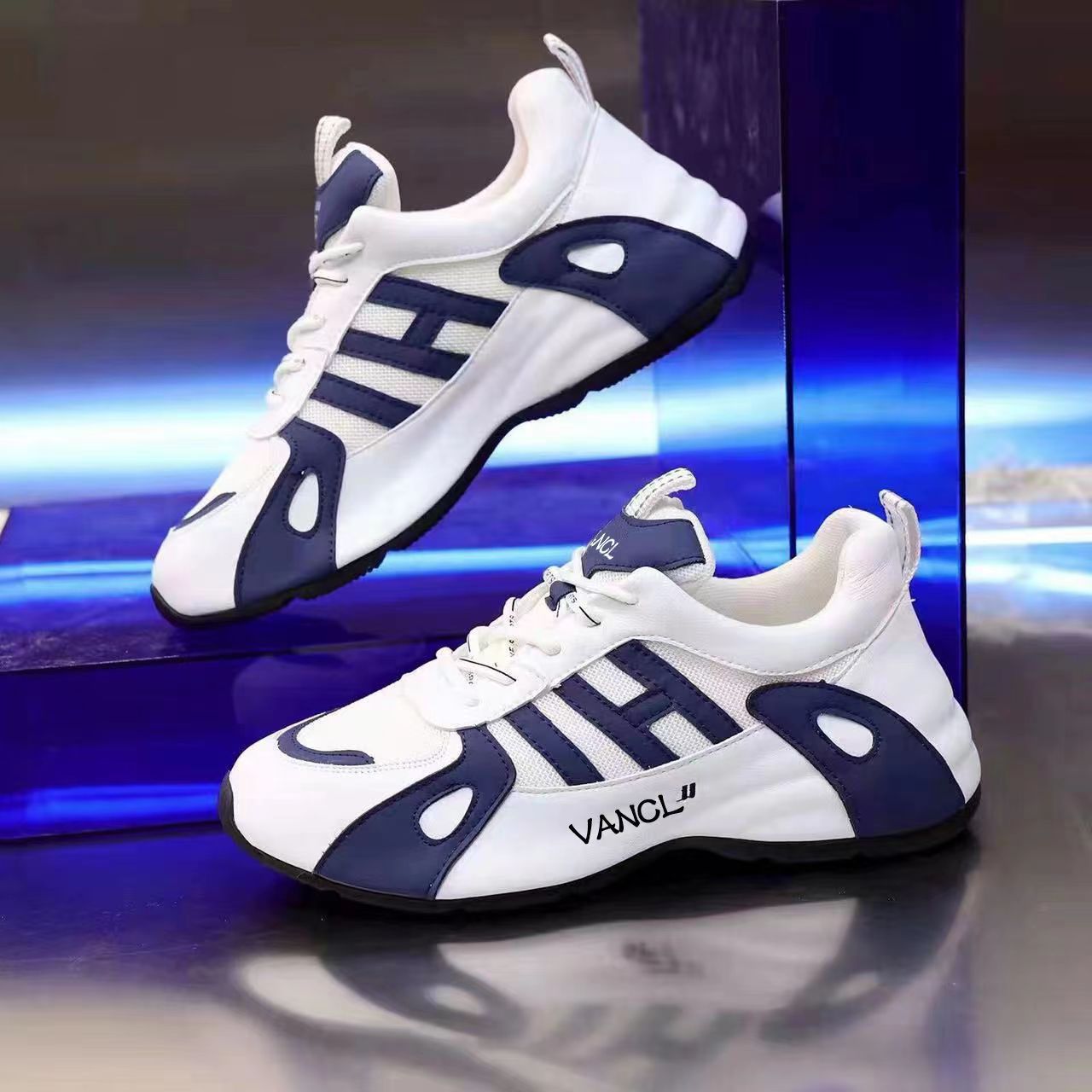 Low-cut athletic sneaker with contrast side panels (image for) Low-cut athletic sneaker with contrast side panels