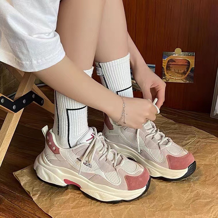 Zapatilla chunky con paneles y suela gr…