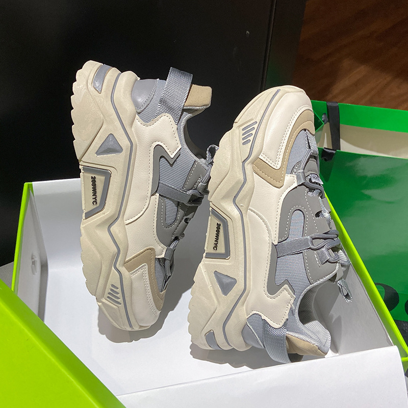 (imagen de) Zapatilla chunky con suela plataforma y paneles superpuestos