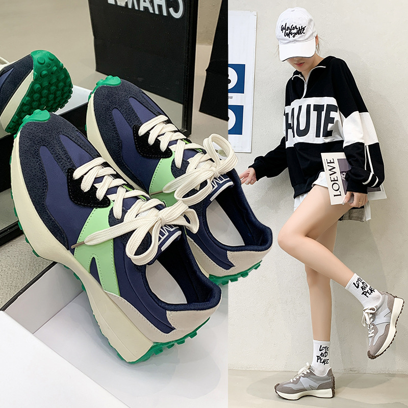 Zapatilla deportiva chunky con suela con tacos y paneles superpuestos (imagen de) Zapatilla deportiva chunky con suela con tacos y paneles superpuestos
