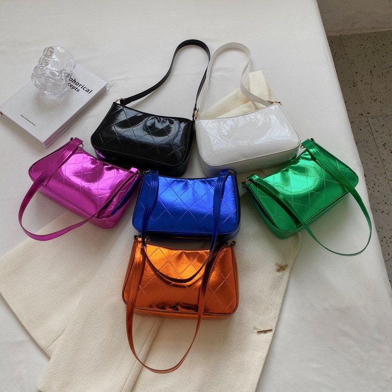 (imagen de) Bolso baguette acolchado con acabado metalizado