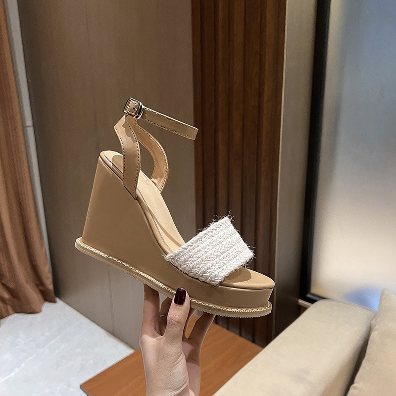 Sandalia de cuña con pulsera y banda tr…