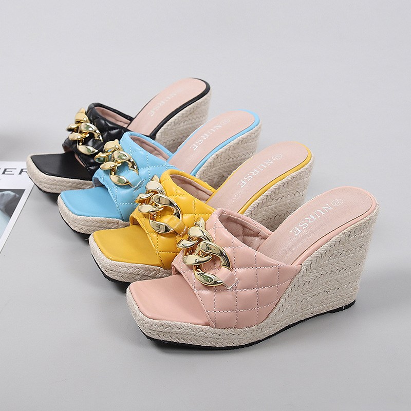 (imagen de) Sandalia mule de cuña esparto con cadena y pala acolchada