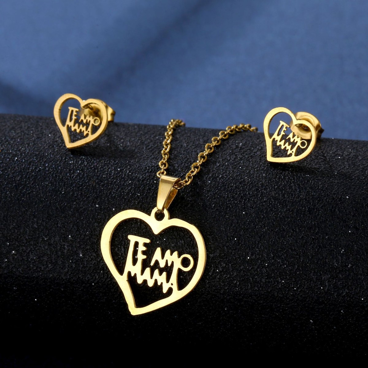 (imagen de) Conjunto de collar y pendientes Love acabado dorado