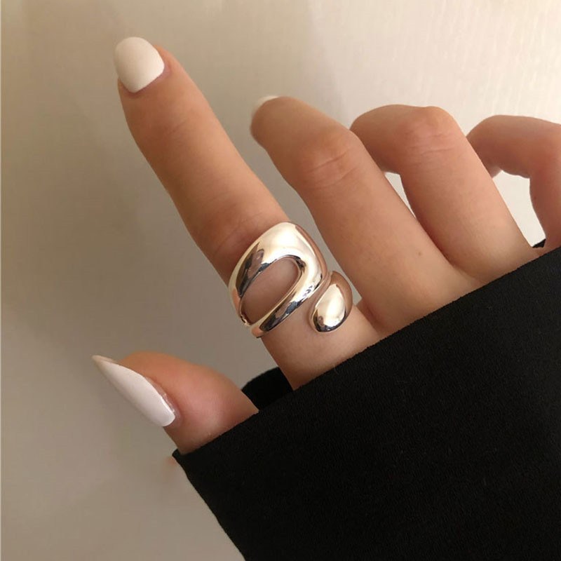 (imagen de) Anillo ajustable con diseño orgánico en tono plateado