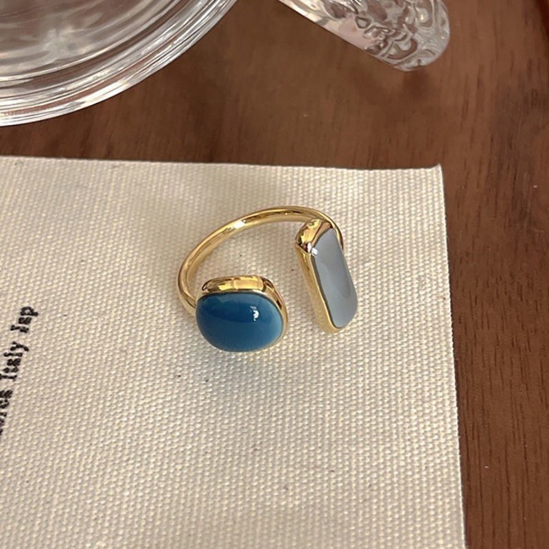 Anillo ajustable con dos cabujones en tono dorado (imagen de) Anillo ajustable con dos cabujones en tono dorado