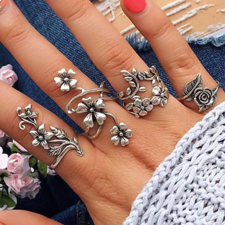 Set de anillos florales en tono plateado (imagen de) Set de anillos florales en tono plateado