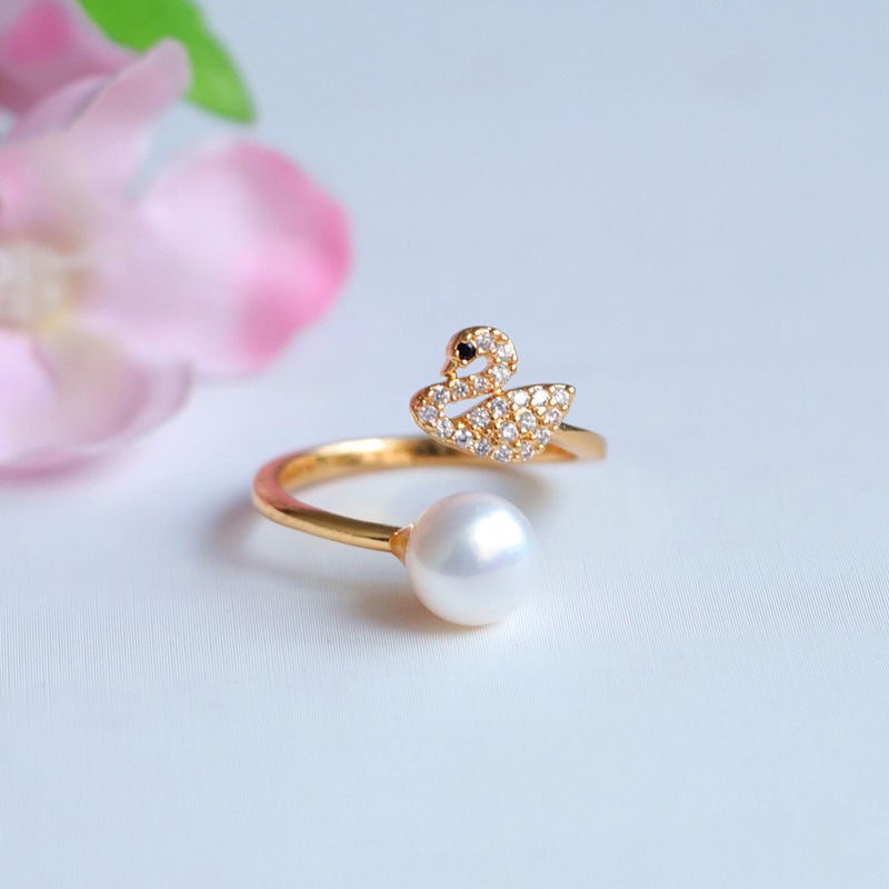 Anillo ajustable en tono dorado con cisne y perla (imagen de) Anillo ajustable en tono dorado con cisne y perla