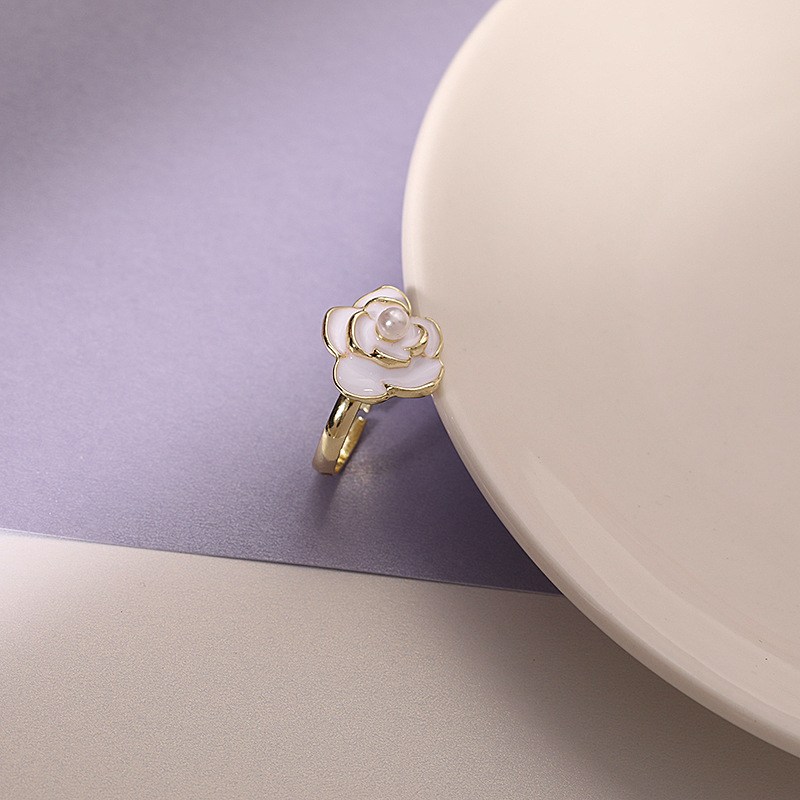 Anillo ajustable con flor y perla en tono dorado (imagen de) Anillo ajustable con flor y perla en tono dorado