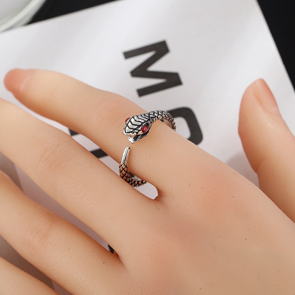 (imagen de) Anillo ajustable con cabeza de serpiente y ojos rojos en tono plateado
