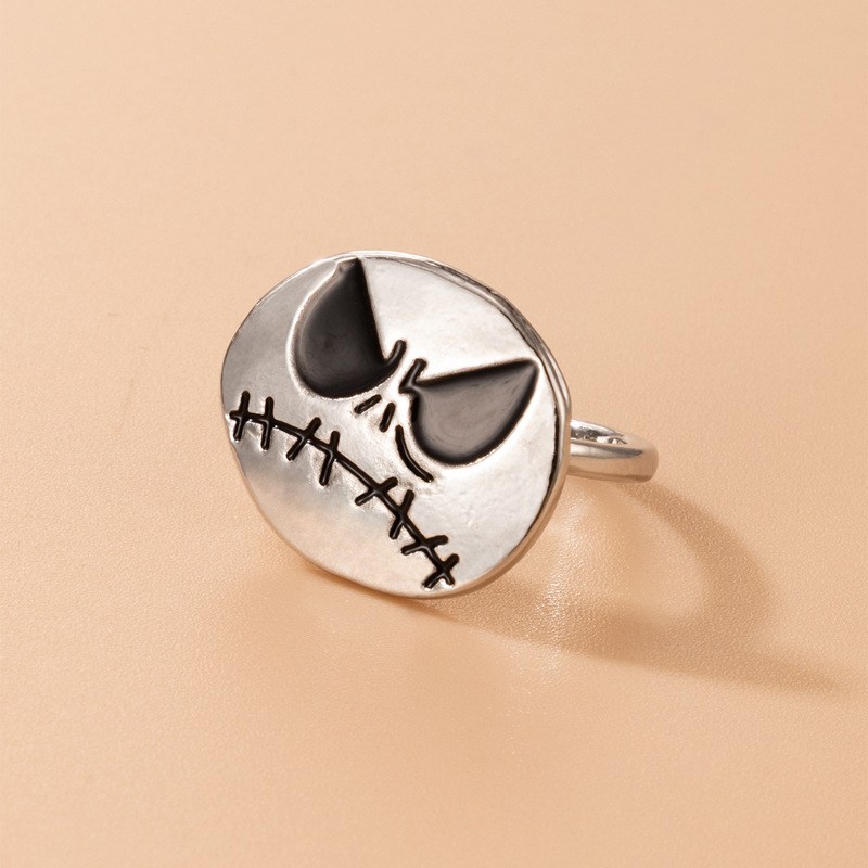 (imagen de) Anillo con rostro cosido en tono plateado