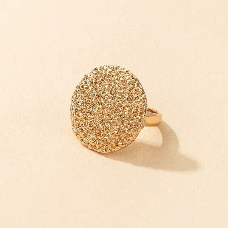(imagen de) Anillo decorativo con disco texturizado en tono dorado