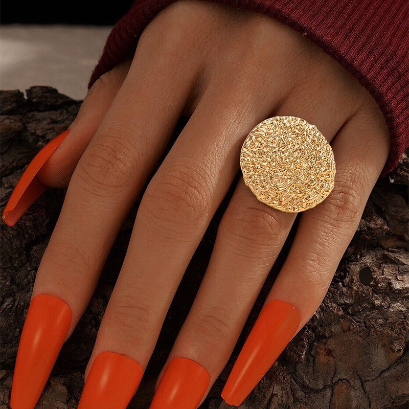 Anillo decorativo con disco texturizado en tono dorado (imagen de) Anillo decorativo con disco texturizado en tono dorado