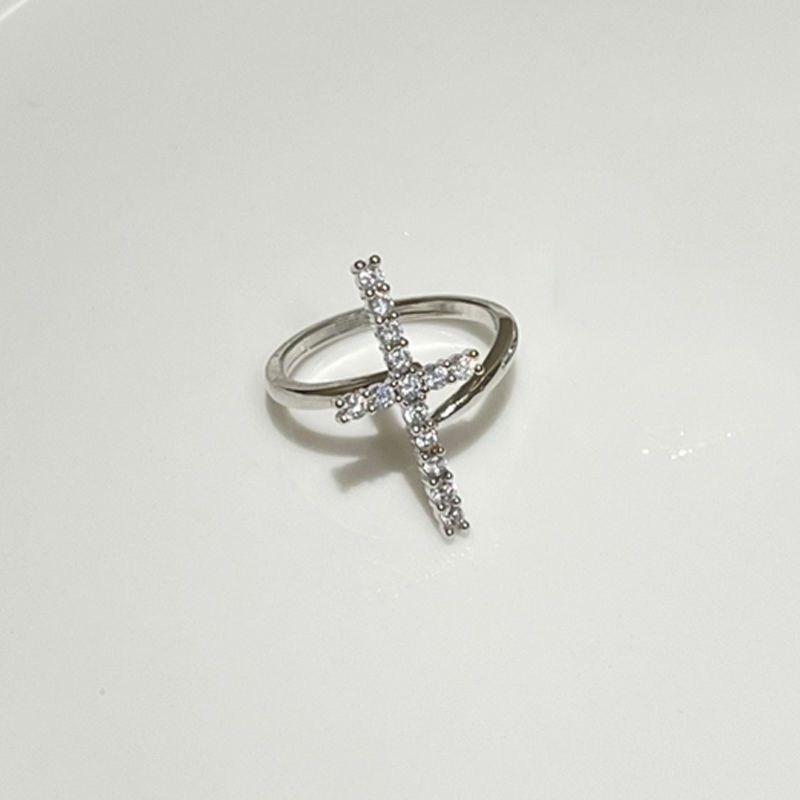 Anillo con cruz de pedrería en tono plateado (imagen de) Anillo con cruz de pedrería en tono plateado