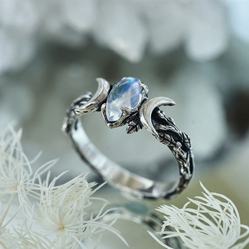 Anillo con piedra iridiscente y lunas en tono plateado (imagen de) Anillo con piedra iridiscente y lunas en tono plateado