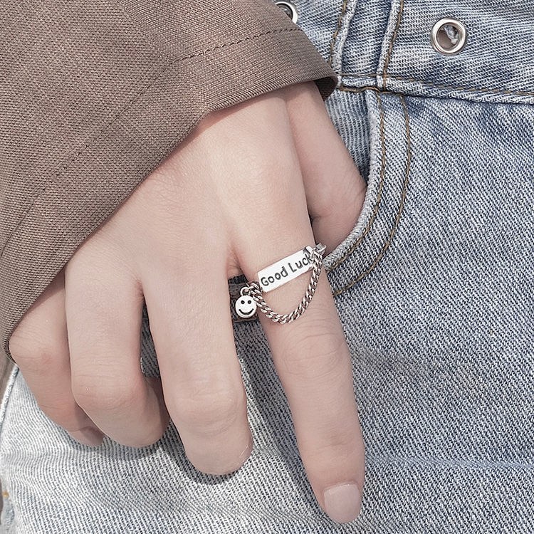 (imagen de) Anillo ajustable con placa Good Luck y cadena en tono plateado