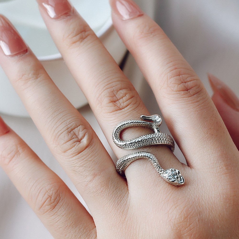 Anillo ajustable con figura de serpiente en tono plateado (imagen de) Anillo ajustable con figura de serpiente en tono plateado