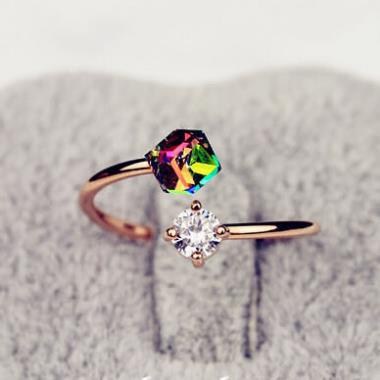 Anillo ajustable en tono dorado con cristal multicolor y piedra brillante (imagen de) Anillo ajustable en tono dorado con cristal multicolor y piedra brillante