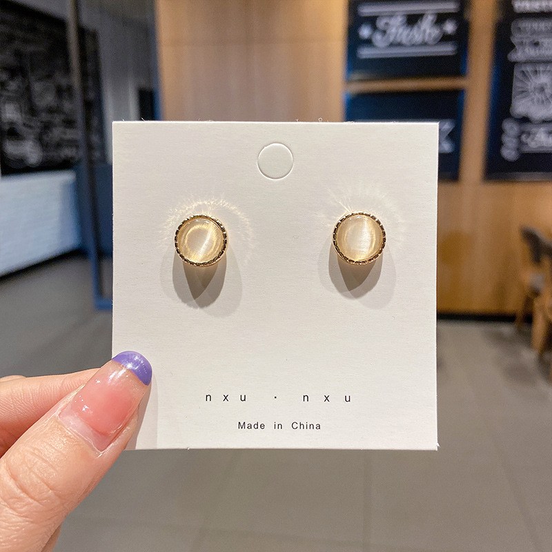 (imagen de) Pendientes de aleación pequeños con detalle redondo y acabado dorado