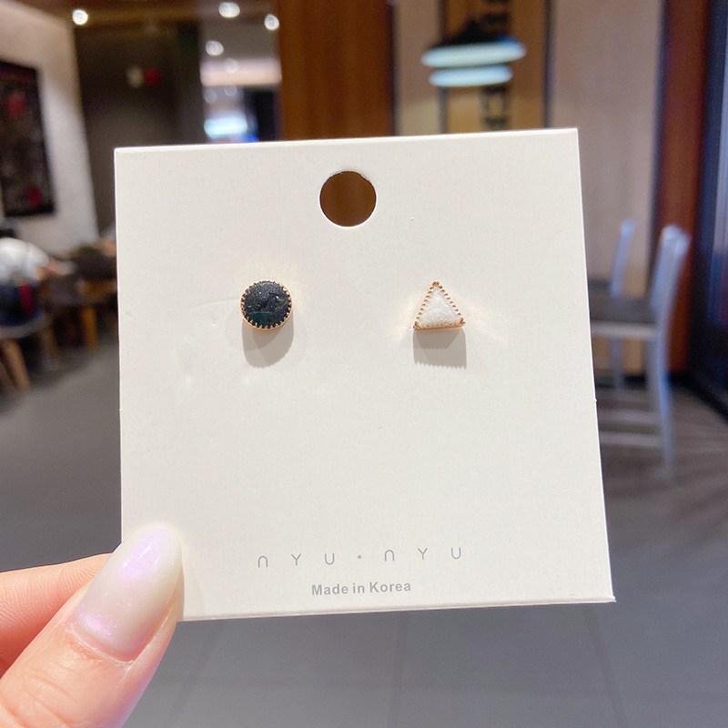 (imagen de) Pendientes pequeños asimétricos dorados