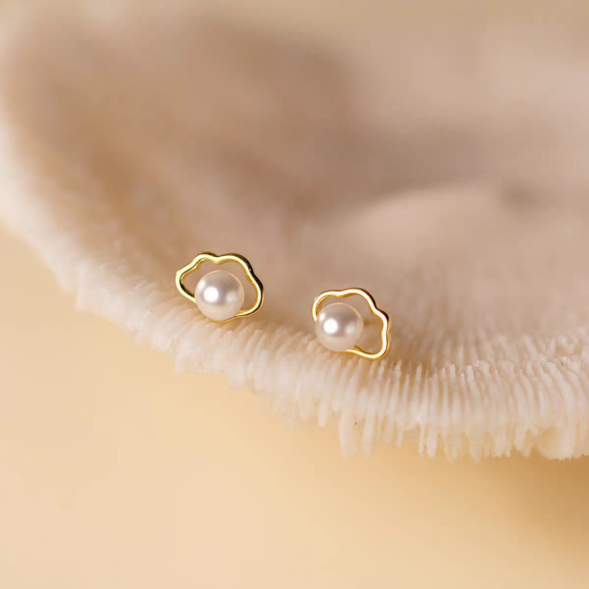 (imagen de) Pendientes pequeños de aleación con perla y marco floral dorado