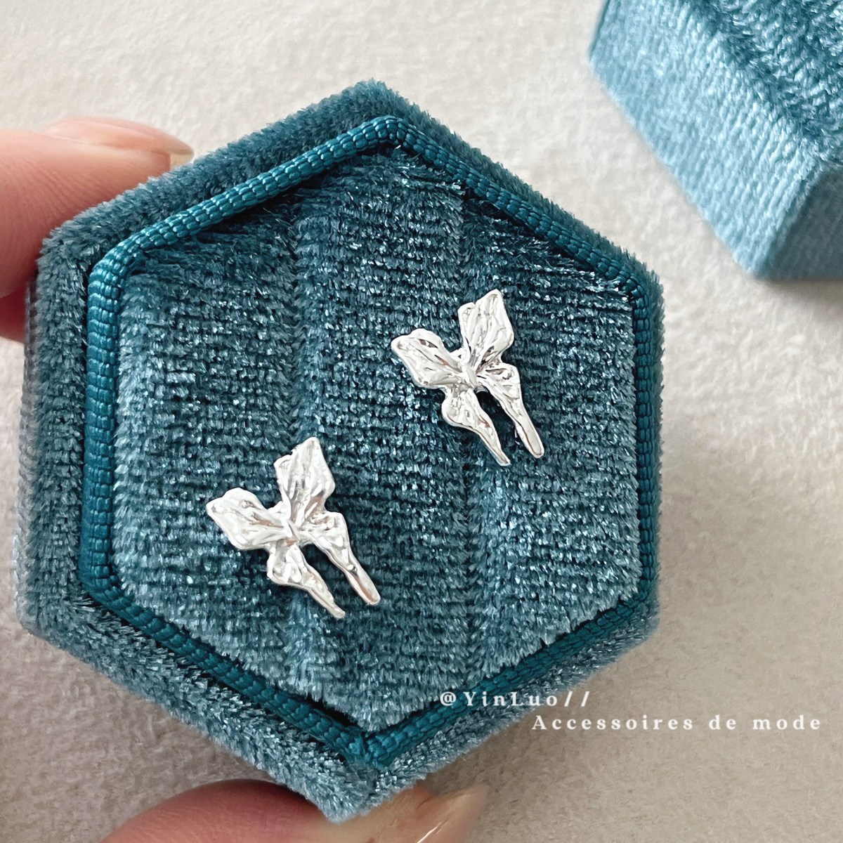 (imagen de) Pendientes pequeños de aleación con motivo floral plateado