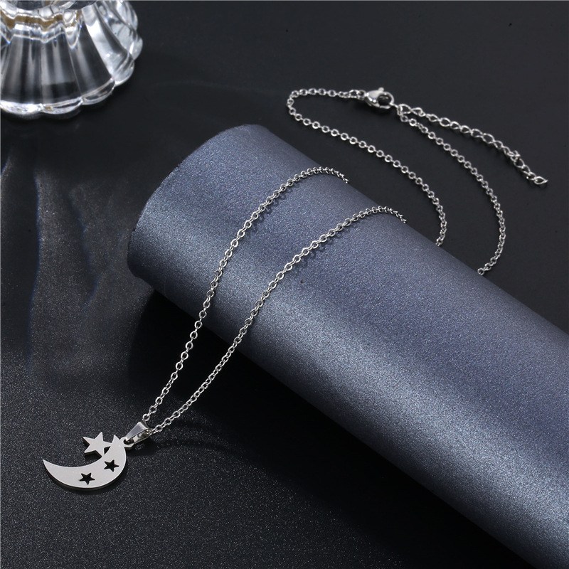 (imagen de) Collar de acero luna con estrellas recortadas y cadena cable