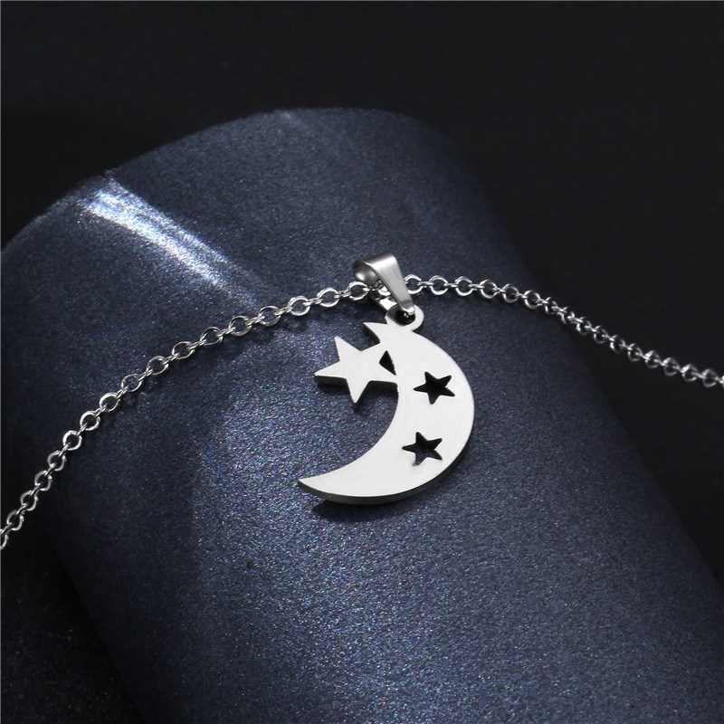 (imagen de) Collar de acero luna con estrellas recortadas y cadena cable