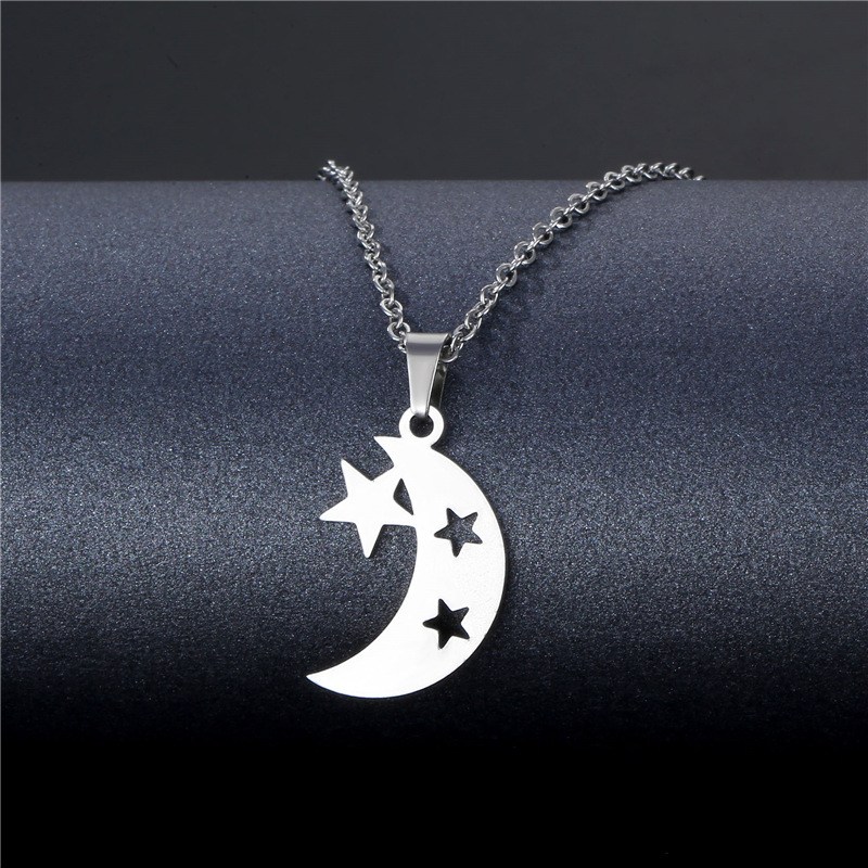 (imagen de) Collar de acero luna con estrellas recortadas y cadena cable