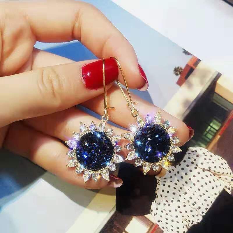 (imagen de) Pendientes colgantes sol con zirconia azul y metal tono dorado