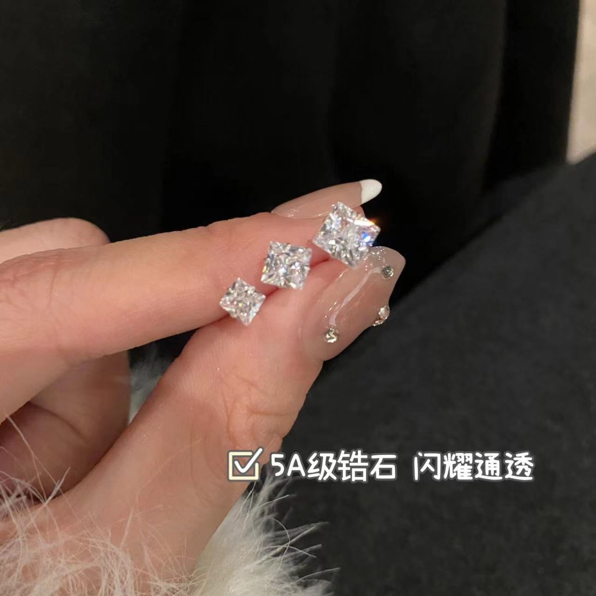 (imagen de) Pendientes de zirconia cuadrados, tallas múltiples, acabado brillante