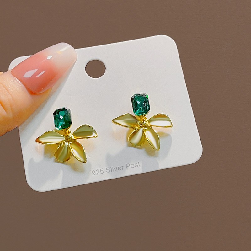 (imagen de) Pendientes tipo botón con piedra facetada y adorno floral bañados en dorado